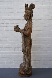 Une grande figure de Guanyin en bois sculpt&eacute;, Chine, Ming